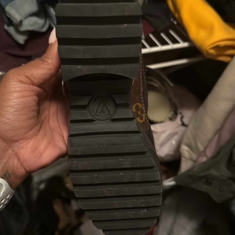 Selling Louis Vuitton boots wore like 5 times .. pretty much new. - Picture 11 of 11